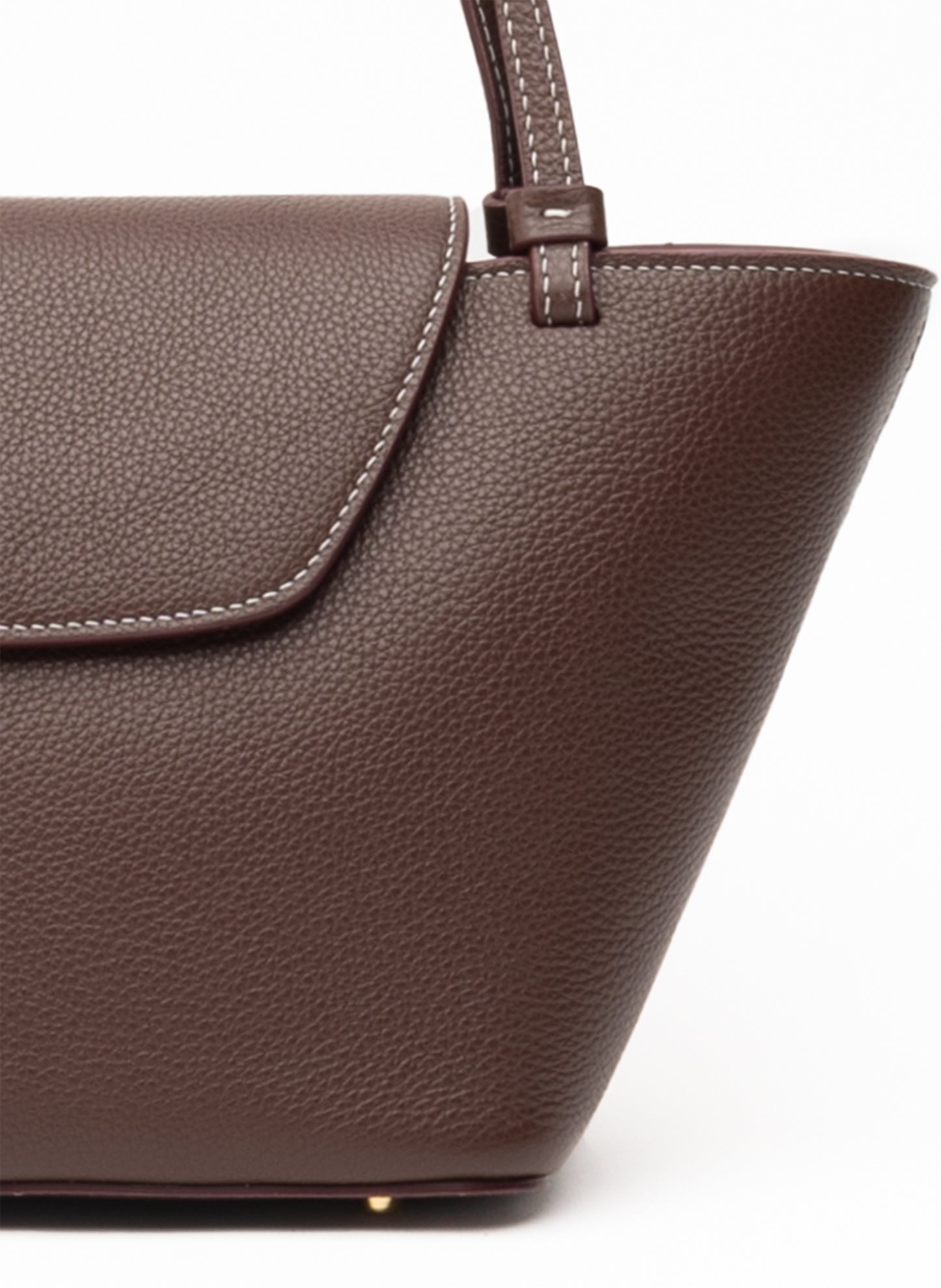 Courrier Tote Genarbtes Leder Dunkelbraun/Weiße Nähte