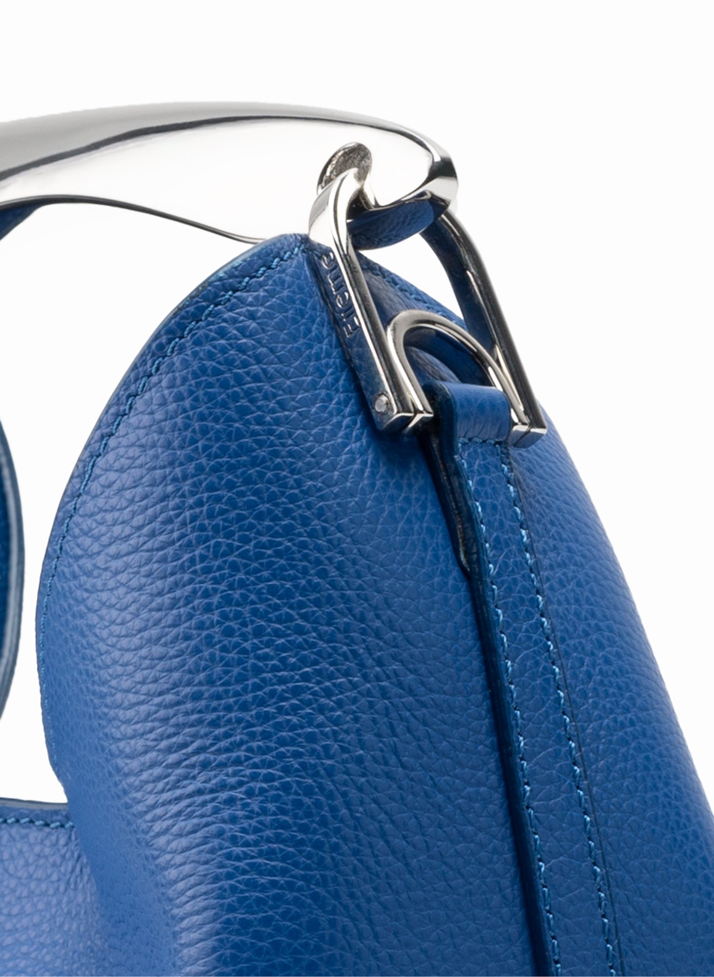 Kleiner Boomerang Genarbtes Leder Azurblau-Silber