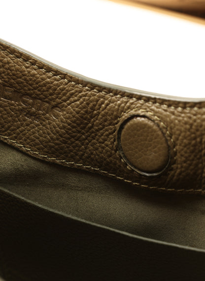 Kleiner Boomerang Gekörntes Leder Khaki