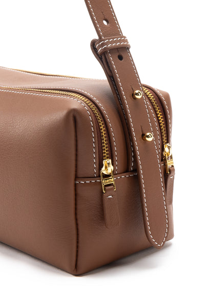 Trousse Schultertasche genarbtes Leder Cognac/Weiße Nähte